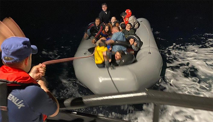 İzmir açıklarında 186 göçmen karaya çıkartıldı