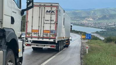 Bursa’da ani fren kazaya sebep oldu! Önce kamyon, ardından TIR çarptı