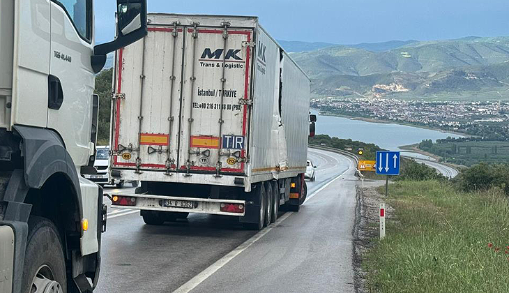 Bursa’da ani fren kazaya sebep oldu! Önce kamyon, ardından TIR çarptı