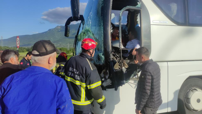 Bursa’da faciadan dönüldü: Otobüs TIR’a arkadan çarptı