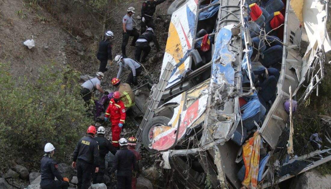 Peru’da yolcu otobüsü ile tren çarpıştı: 4 ölü