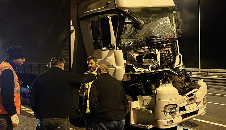 Hurdaya dönen TIR’ın sürücüsü kazadan yara almadan kurtuldu