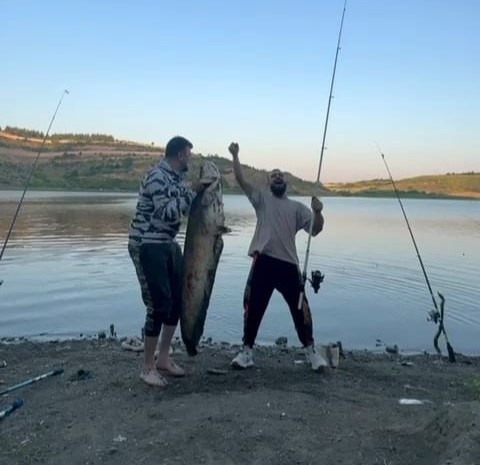 Bursa’da iki arkadaş oltayla 165 santimetrelik balık tuttu