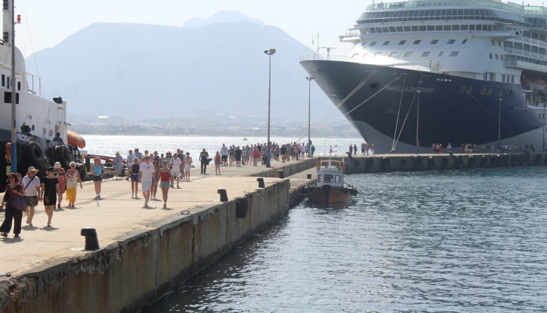 İngiliz turistleri taşıyan yolcu gemisi Alanya’da demirledi