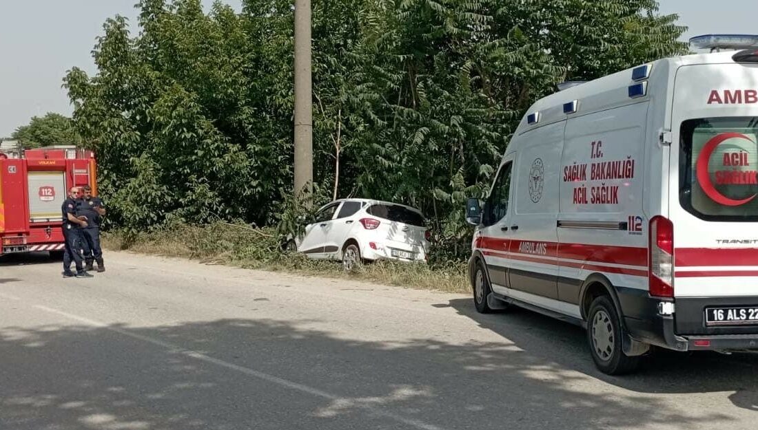 Bursa’da kontrolden çıkan otomobil direğe çarptı, sürücü yaralandı