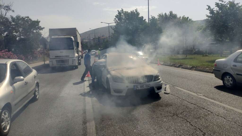 Bursa’da bakımdan çıkan lüks araç yandı!