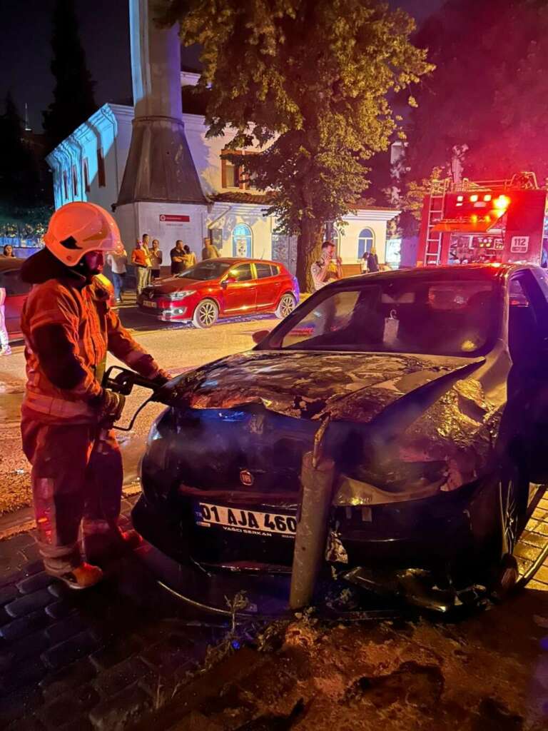 Bursa’da bir araç kendi kendine çalışmaya başlayıp ardından alev aldı