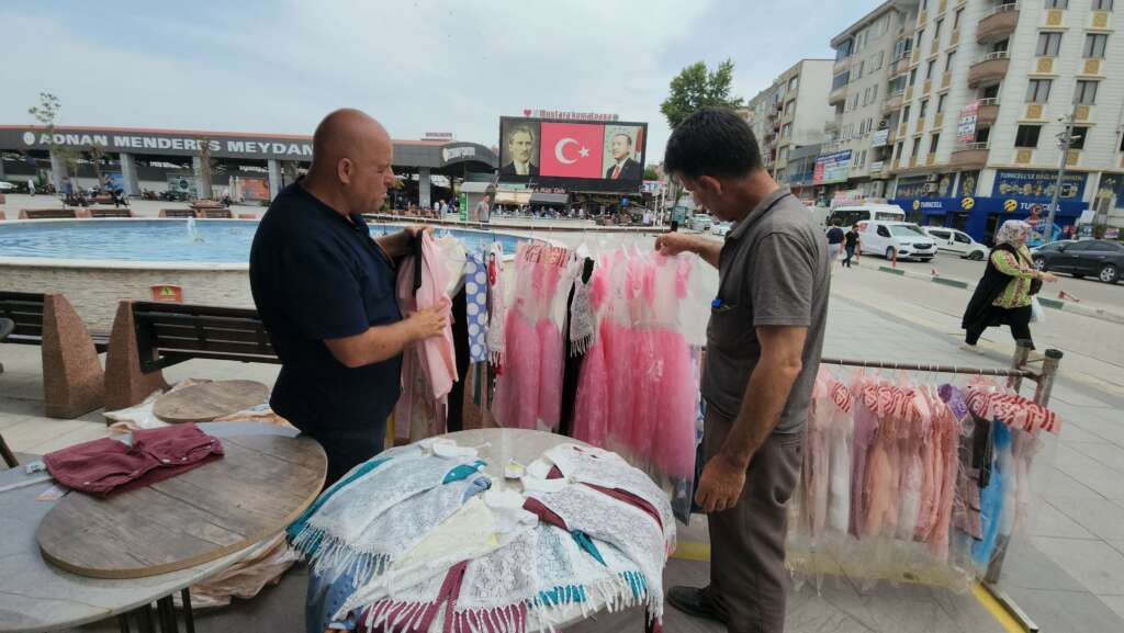 Bursalı fenomen muhtardan çocuklara ücretsiz bayram kıyafeti