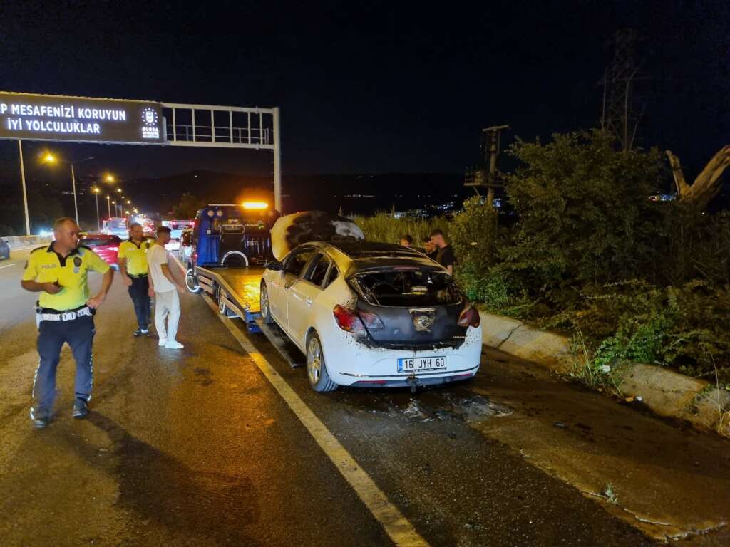 Bursa’da seyir halindeki otomobil alevlere teslim oldu