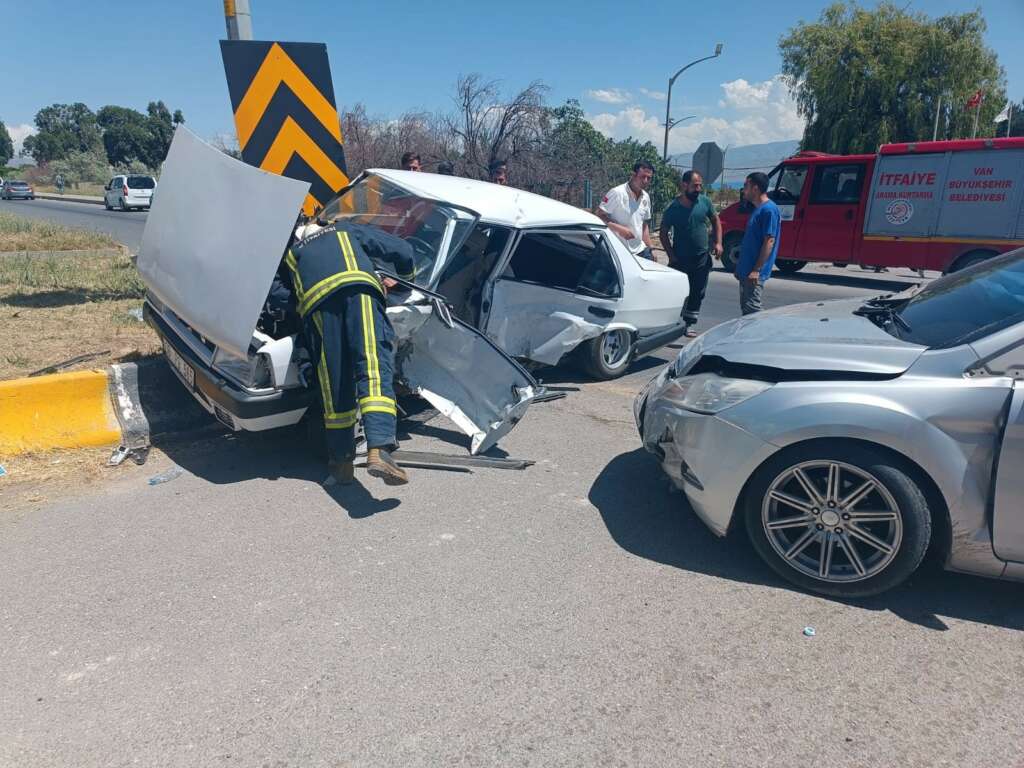 Van’da trafik kazası: 14 yaralı