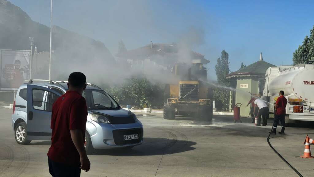 Petrol istasyonundaki kepçe alev aldı