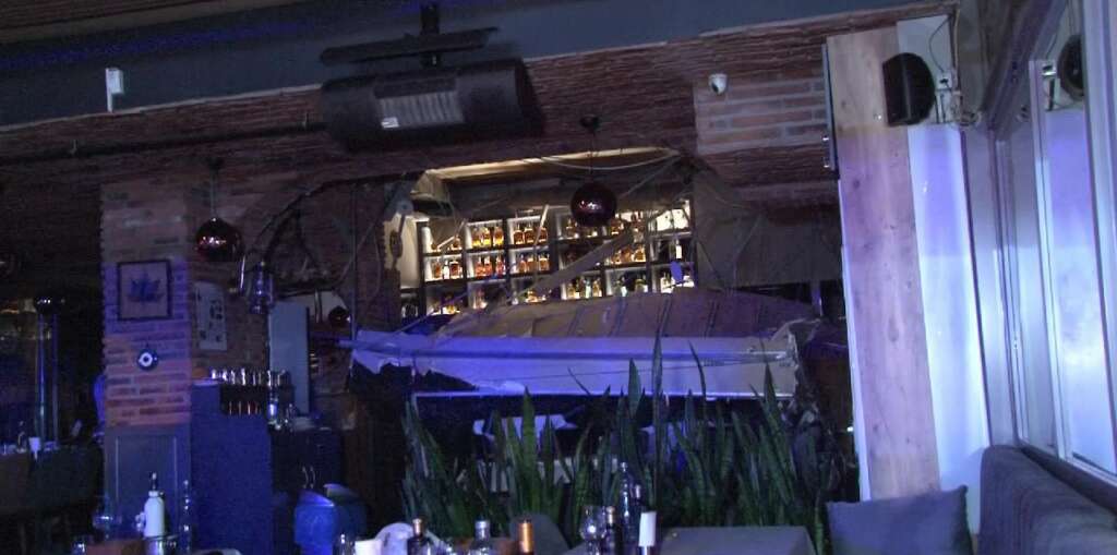 Kadıköy’de restoranın tavanı çöktü