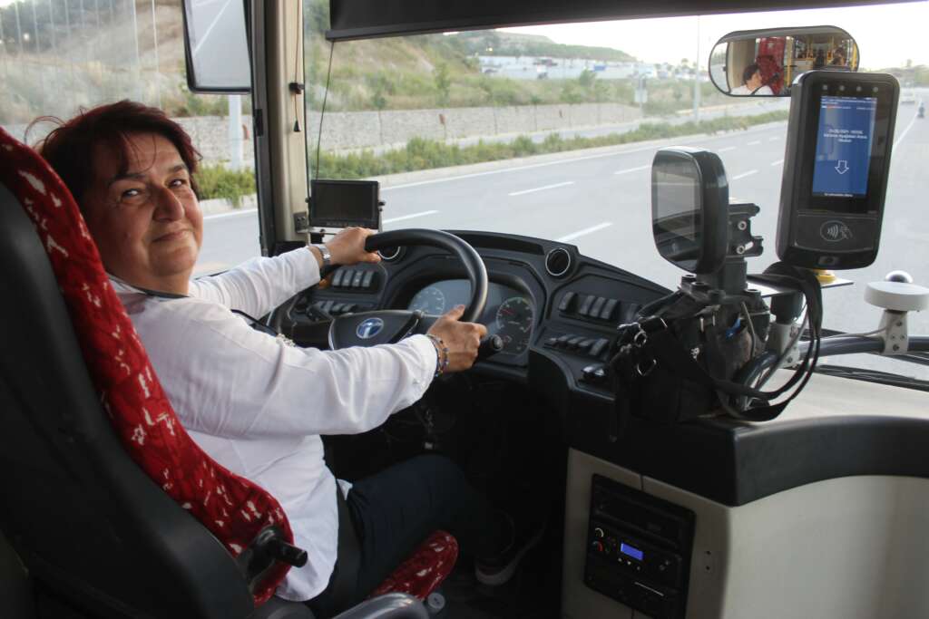 Enkaz kentin tek kadın otobüs şoförü, 8 yıldır mesleğini severek yapıyor