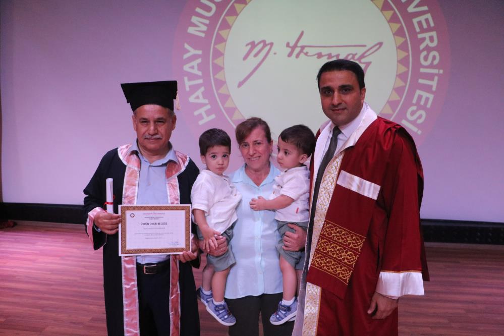 63 yaşındaki İsmail amca, 8. üniversite diplomasını bir buçuk yaşındaki ikiz evlatlarıyla aldı