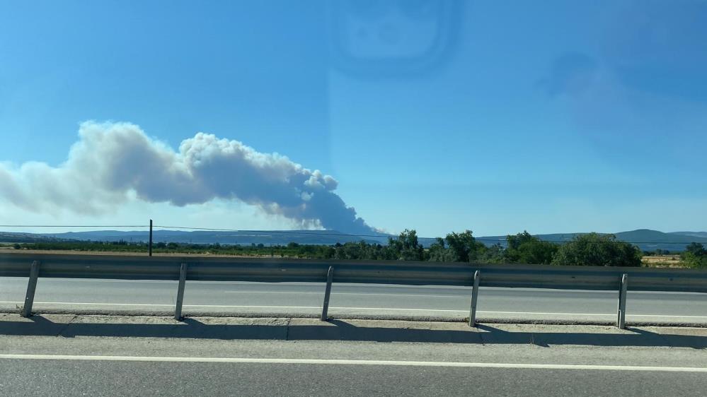Çanakkale’de yangın: Boğaz trafiğe kapatıldı, köy boşaltıldı!