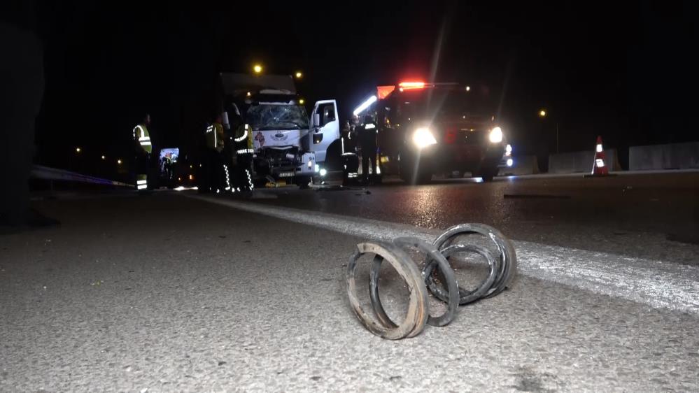 Bursa’da araçta sıkışan sürücüyü ekipler kurtardı
