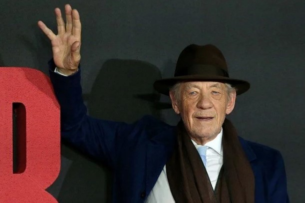 Usta oyuncu Ian McKellen hastaneye kaldırıldı