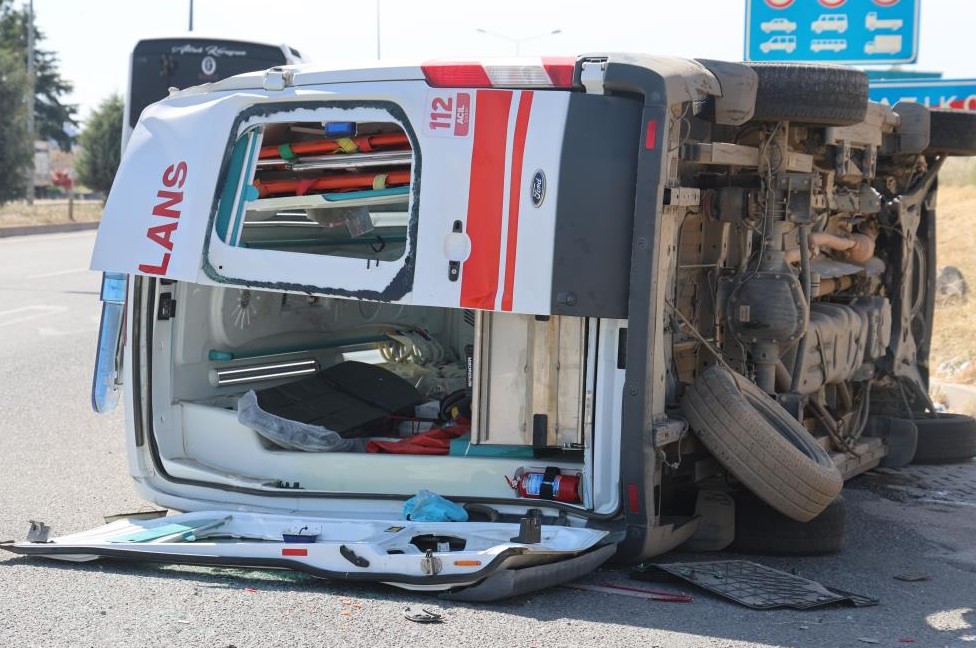 Elazığ’da ambulans takla attı: 5 yaralı