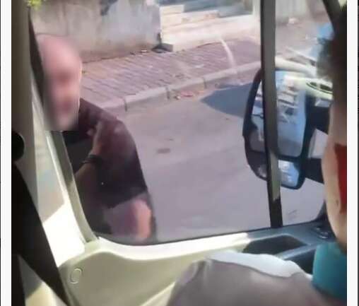 Servis minibüsünün kapı ve camlarını yumrukladı