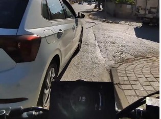 Bursa’da trafikte korku dolu anlar! Aynasını kıran motosikletliye silah çekti