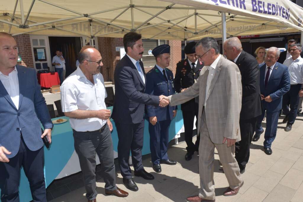 Yenişehir halkı Belediye Meydanı’nda bayramlaştı