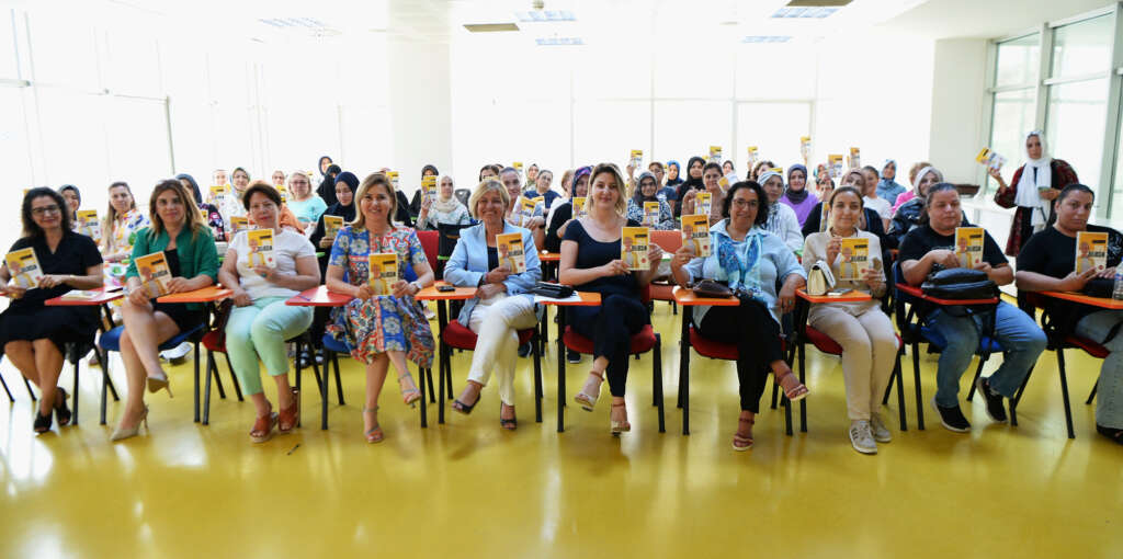 Osmangazi’de ‘Kadın Yazarıyla Buluşuyor’ projesinde ilk kitap dağıtıldı