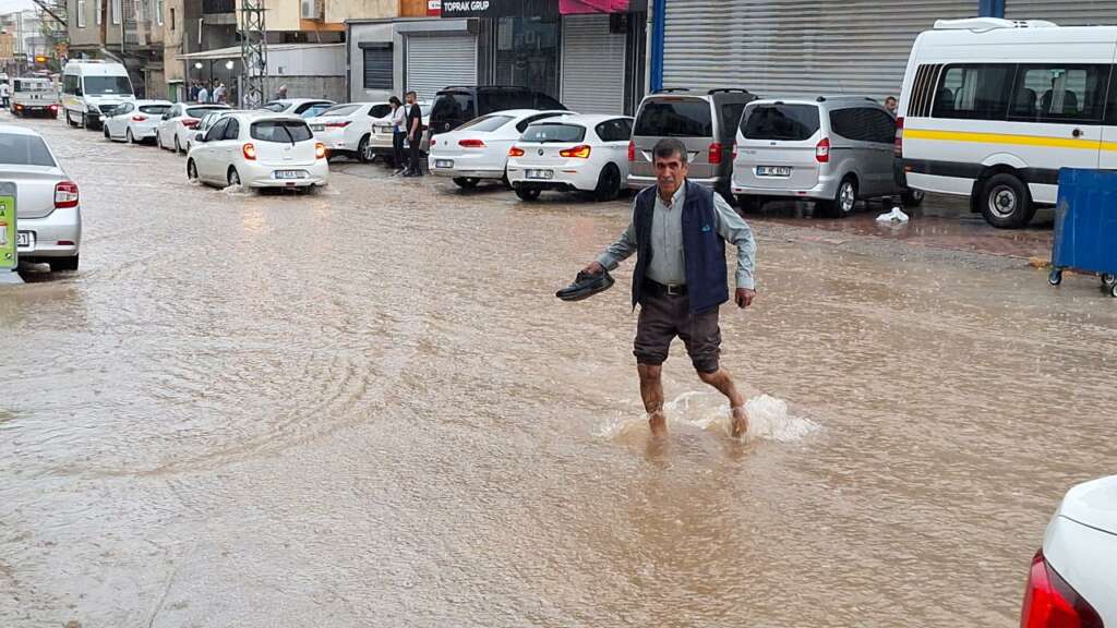 Ağaçlar devrildi, yollar göle döndü