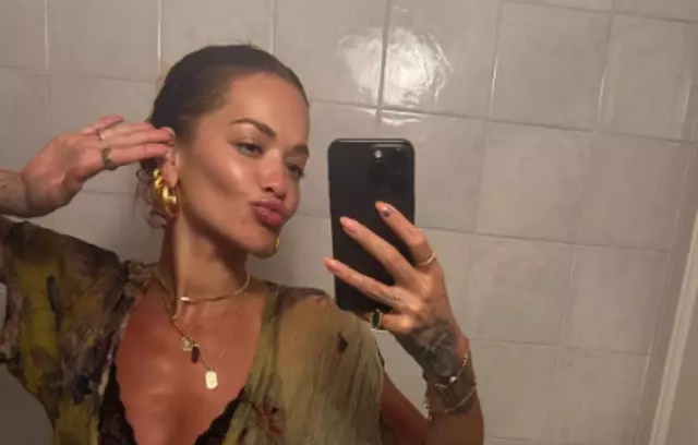 Rita Ora tatil pozlarını peş peşe paylaştı!