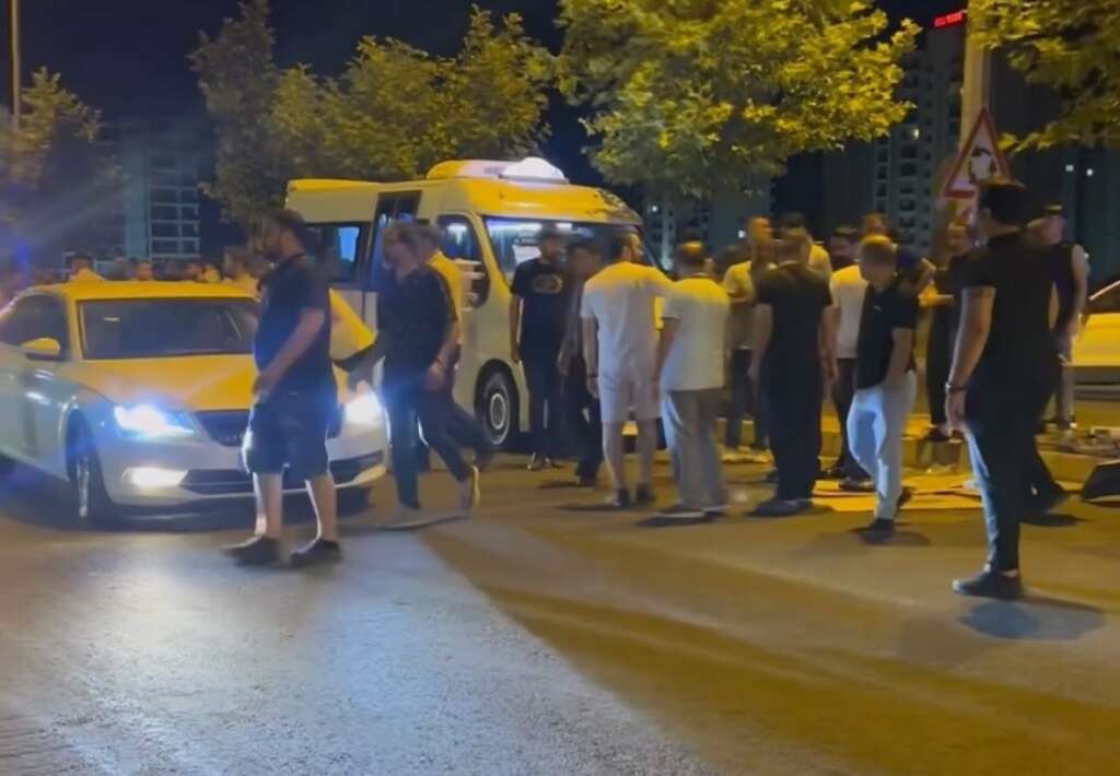 Şehir içi minibüsü yayalara çarptı: 1 ölü, 1 ağır yaralı