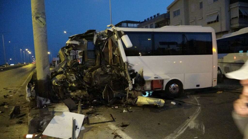 Turist taşıyan midibüs kaza yaptı! 1 ölü, 20 yaralı
