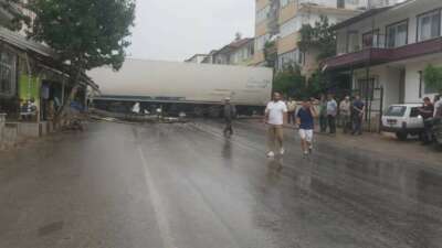 Bursa’da kaygan yolda yan dönen tır yolu kapadı