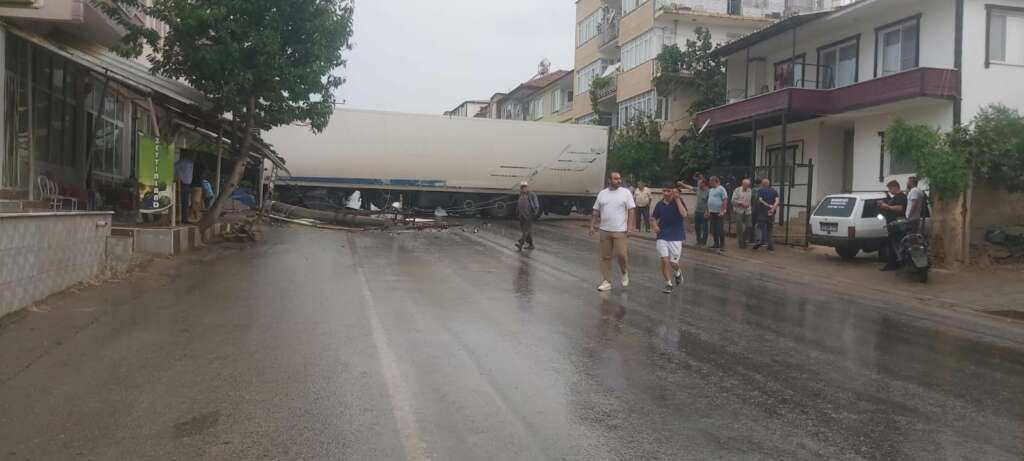 Bursa’da kaygan yolda yan dönen tır yolu kapadı