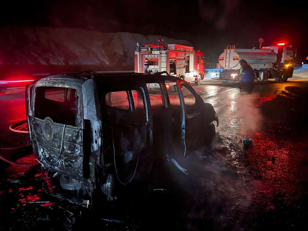 Burdur’da seyir halindeki hafif ticari araç alevlere teslim oldu