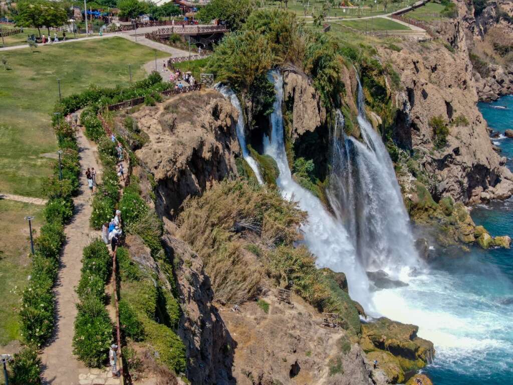 Antalya’da turistlerin ilk durağı Düden Şelalesi