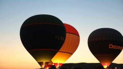 Sıcak hava balonları 15 Temmuz’da Türk bayrağı ve pankartlarla havalandı