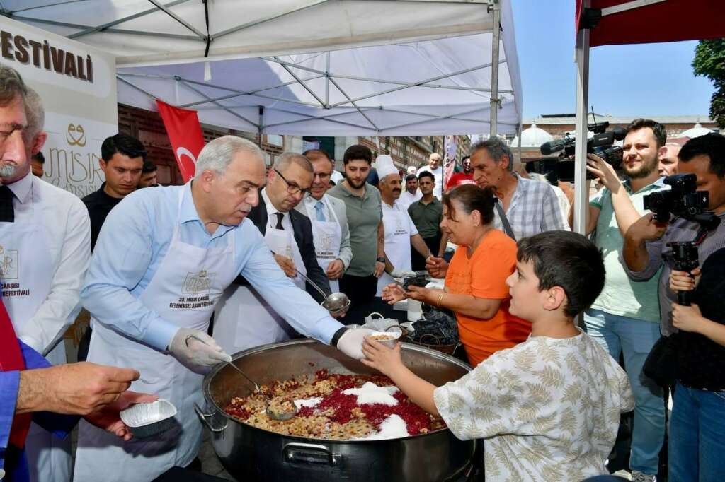 Tarihi Mısır Çarşısı’nda 20 bin kişilik aşure dağıtıldı