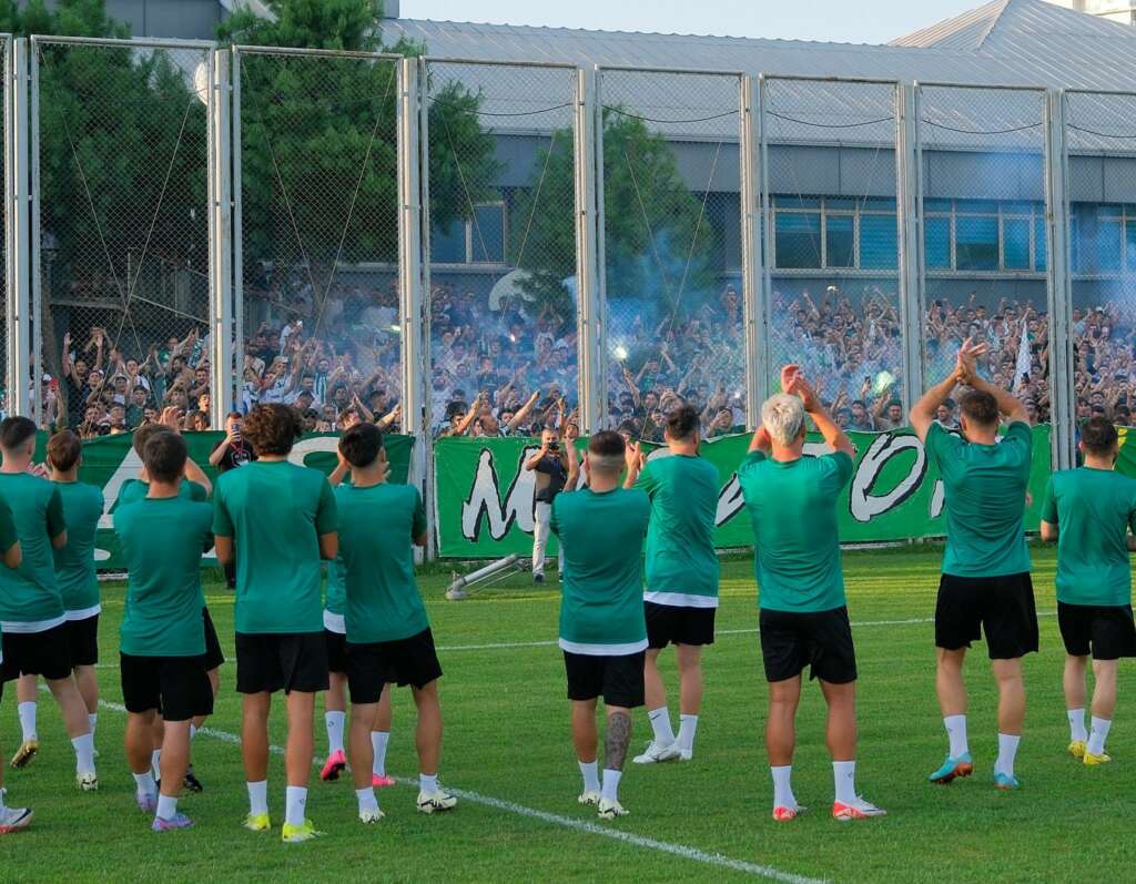 Bursaspor sezonu açtı, 2 bin taraftar kulübünü yalnız bırakmadı