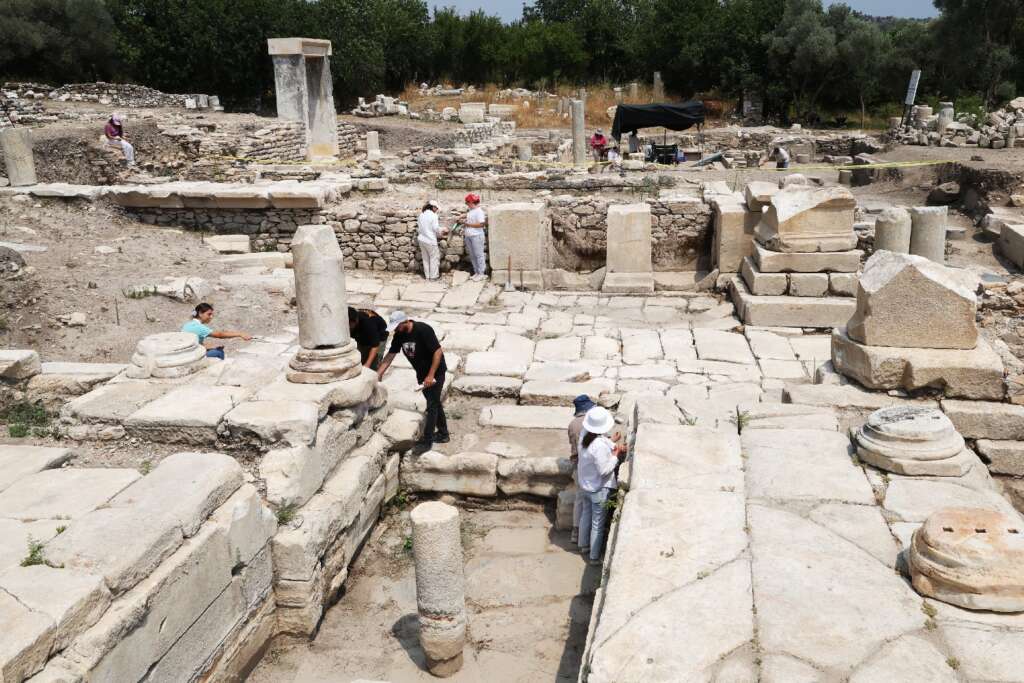 45 derece sıcaklıkta iğne ile tarih kazıyorlar