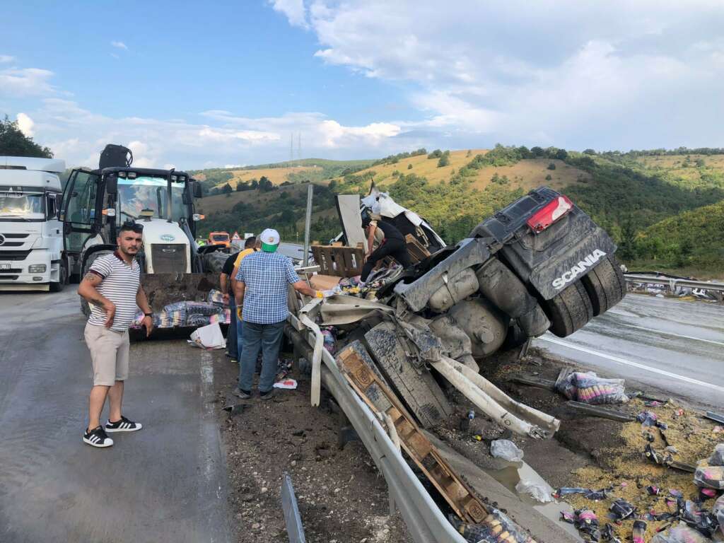 Makarna yük tır devrildi