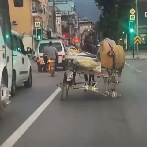 Bursa’da 3 tekerli at arabası ile seyahat etti, trafiği tehlikeye attı