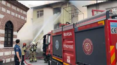 Bursa’da yangın paniği… Üç katlı bina alevlere teslim oldu