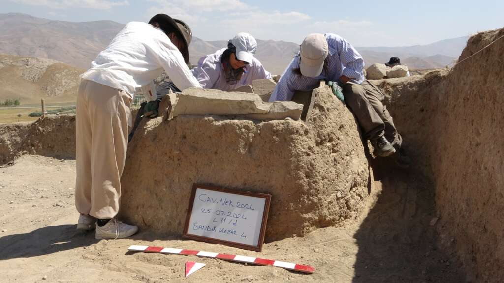 Urartu’nun yeni ölü gömme tipi keşfedildi