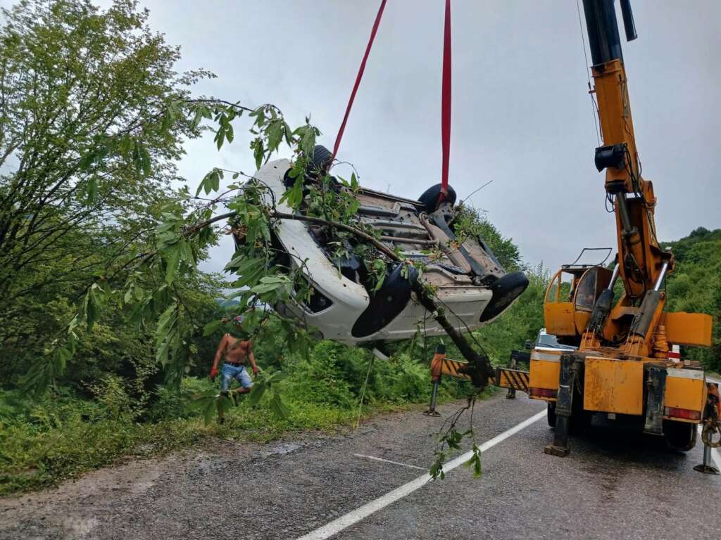 Otomobil ırmağa uçtu: Sürücüyü itfaiye kurtardı