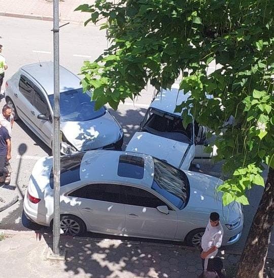 Bursa’da iki araç kafa kafaya çarpıştı!