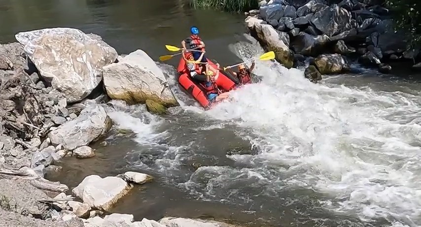 Bursa’da dağcıların nefes kesen rafting heyecanı