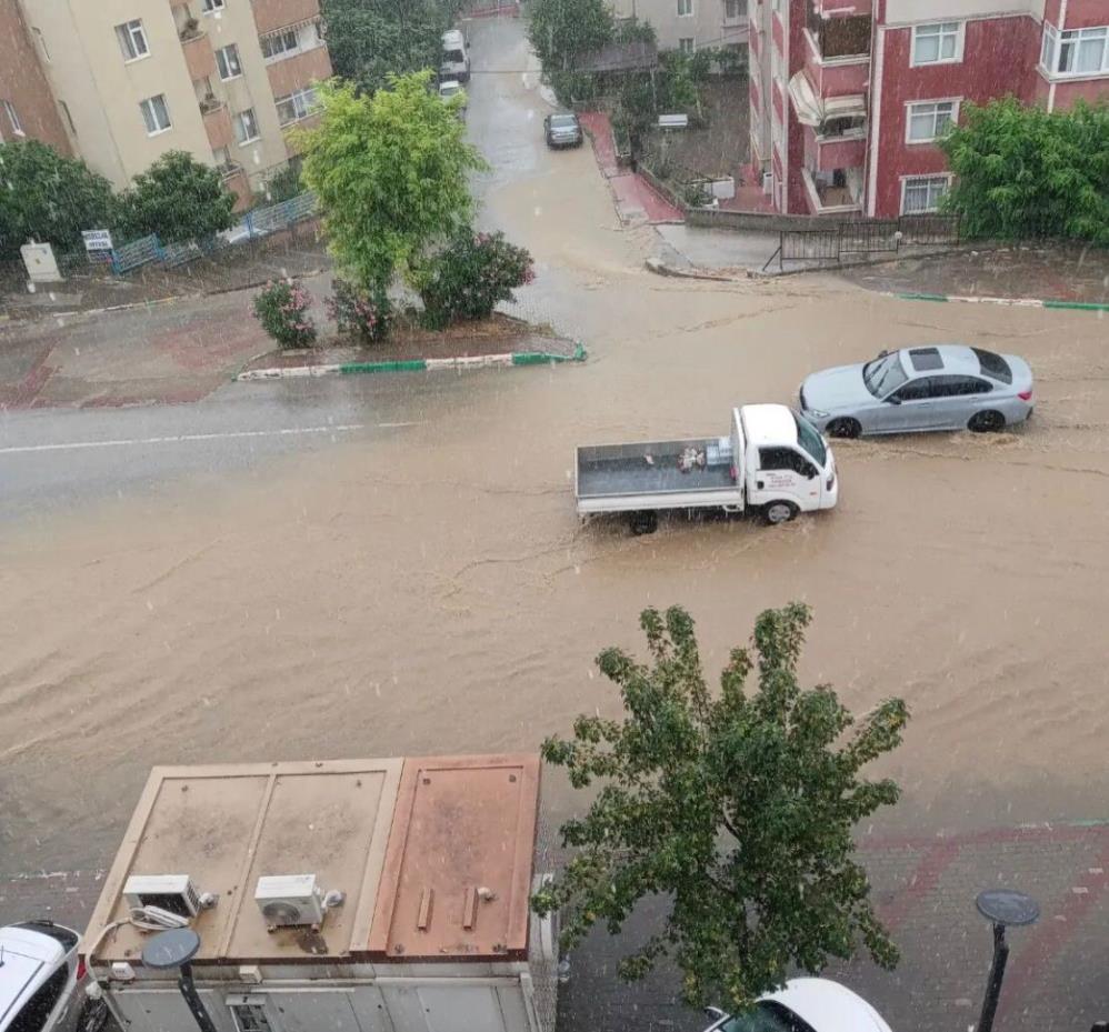 Bursa’da yağmur, hayatı felç etti