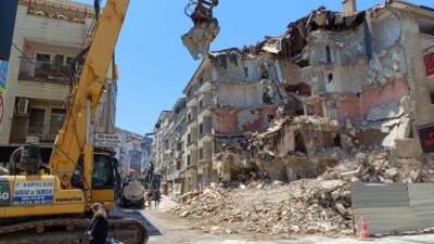 Mudanya’da yıkılan binalar nedeniyle trafik kontrollü sağlanıyor
