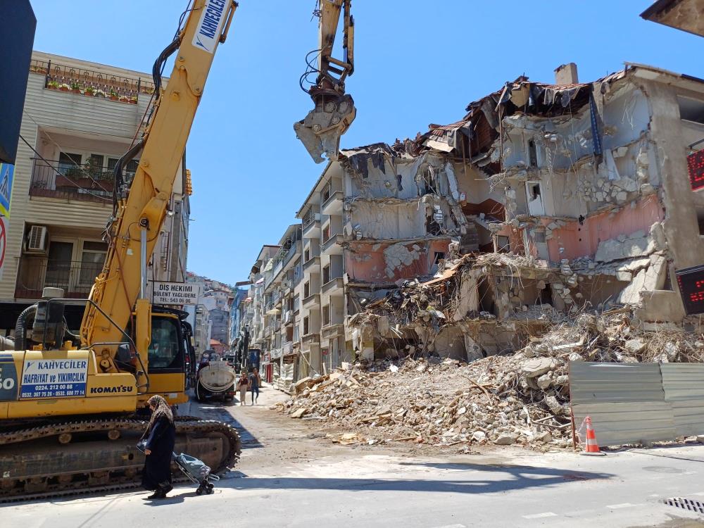 Mudanya’da yıkılan binalar nedeniyle trafik kontrollü sağlanıyor