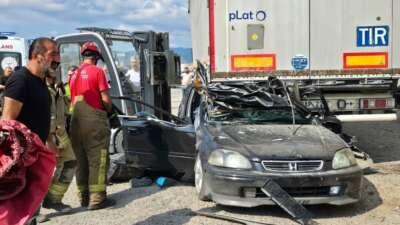 Bursa’da feci kaza: Otomobil TIR’ın altına girdi, kurtarılamadılar!