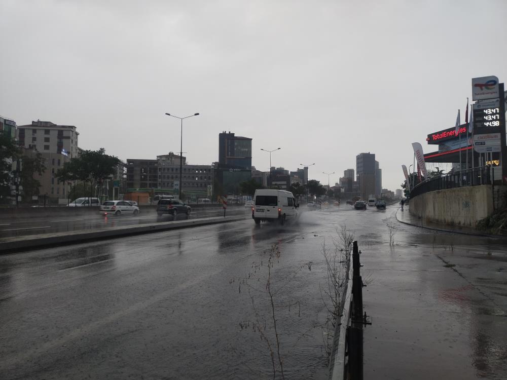 İstanbul hafta sonuna yağmurla uyandı